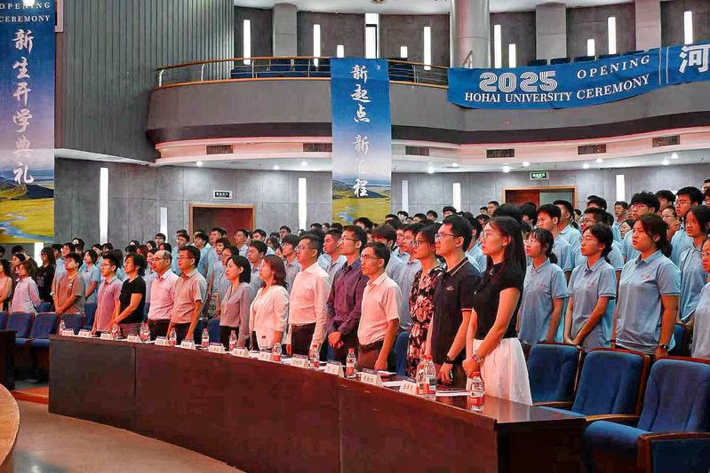 探地理之律、担时代重责——地理与遥感学院隆重举行2025级新生开学典礼